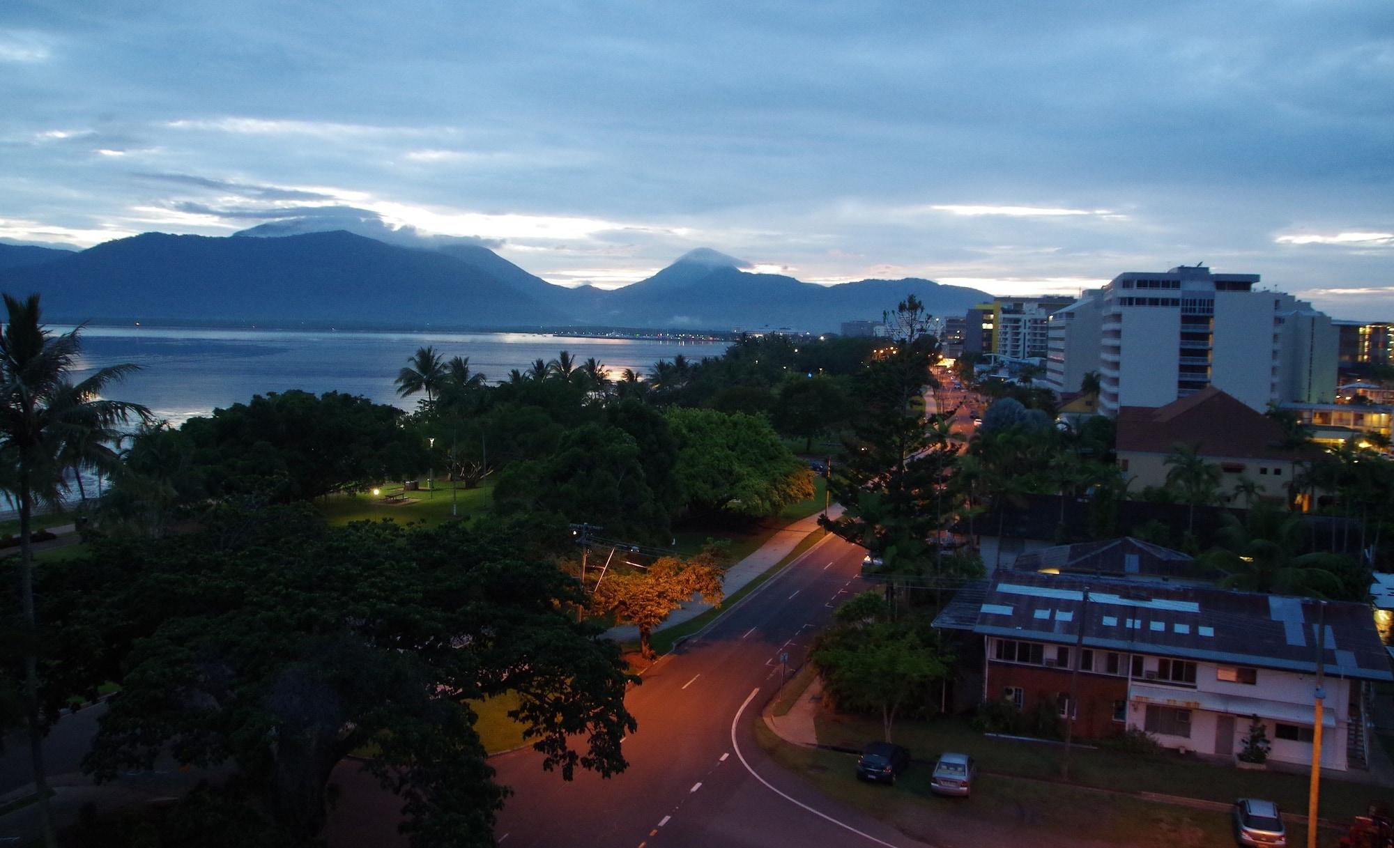 Coral Towers Holiday Suites Cairns Dış mekan fotoğraf